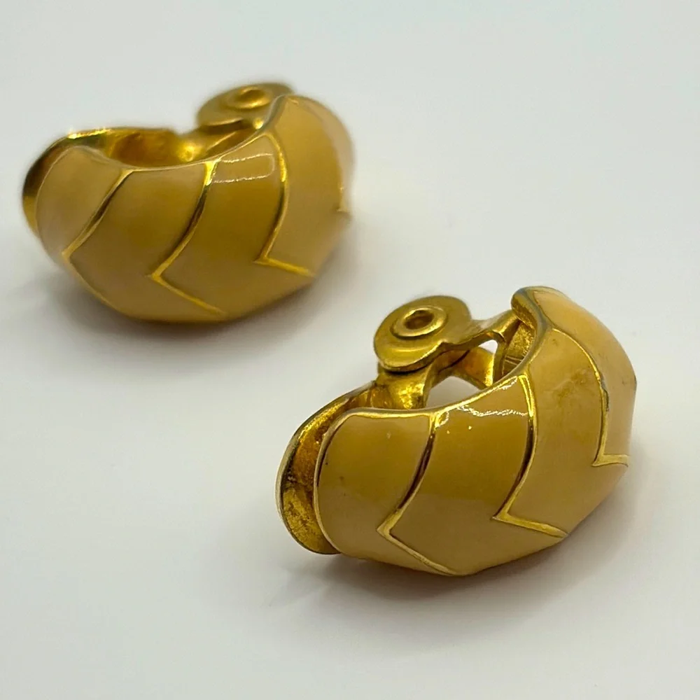 Monet Chevron Gold and Cream Tan Clip On Earrings Lever Back Hoops J Hoop - Picture 4 of 6